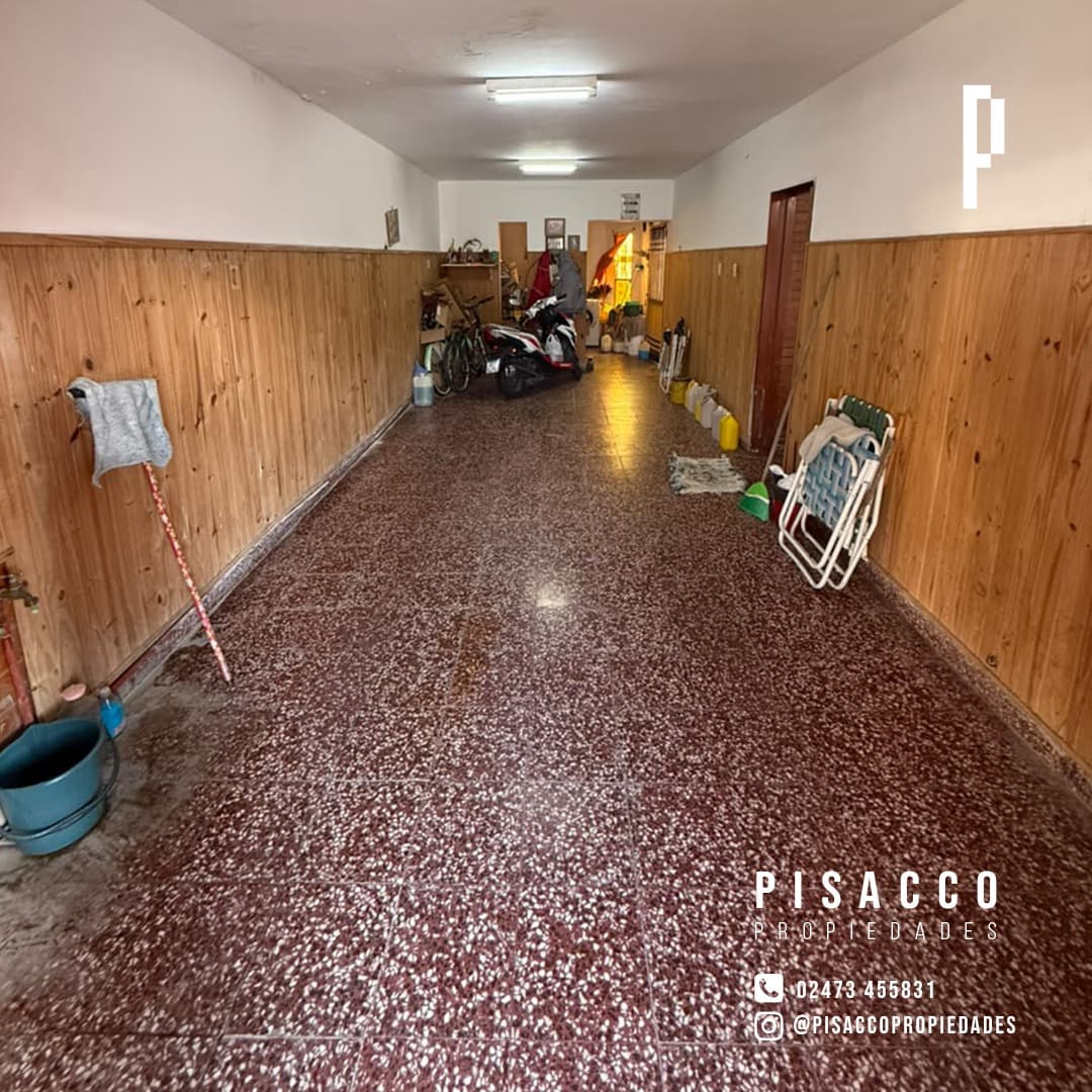 Casa con cochera y parrillero en Colón