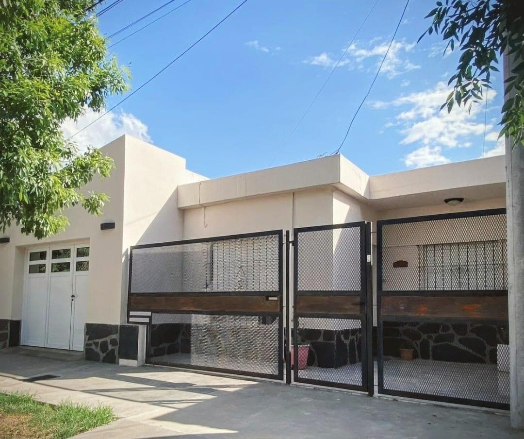 Casa con pileta y garaje en Colón