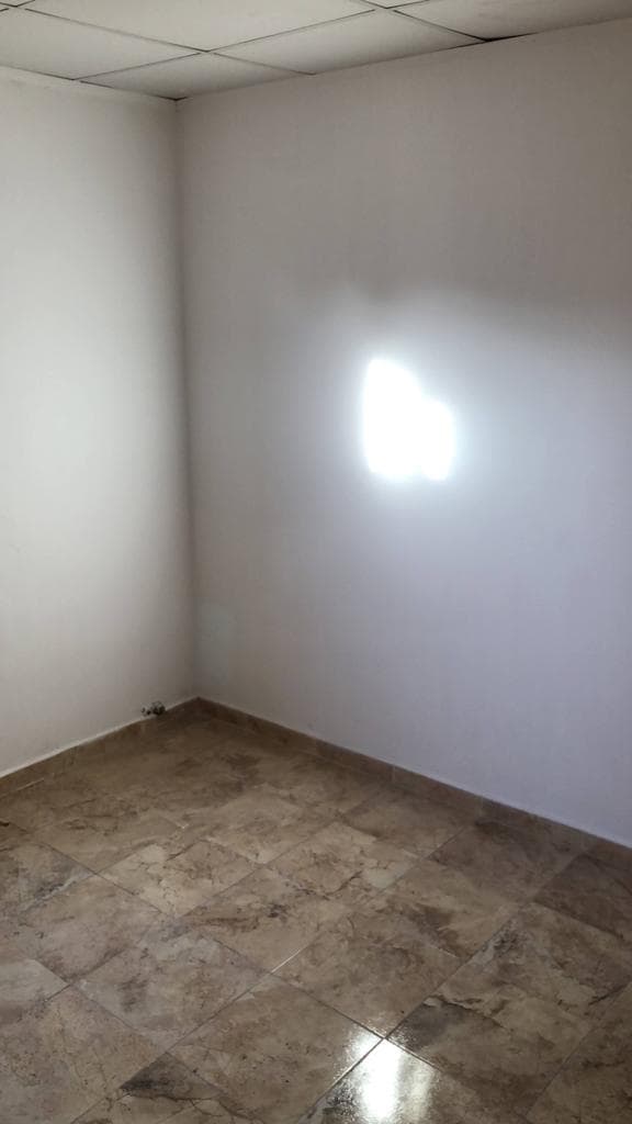 Casa con garaje y parrillero en Colón