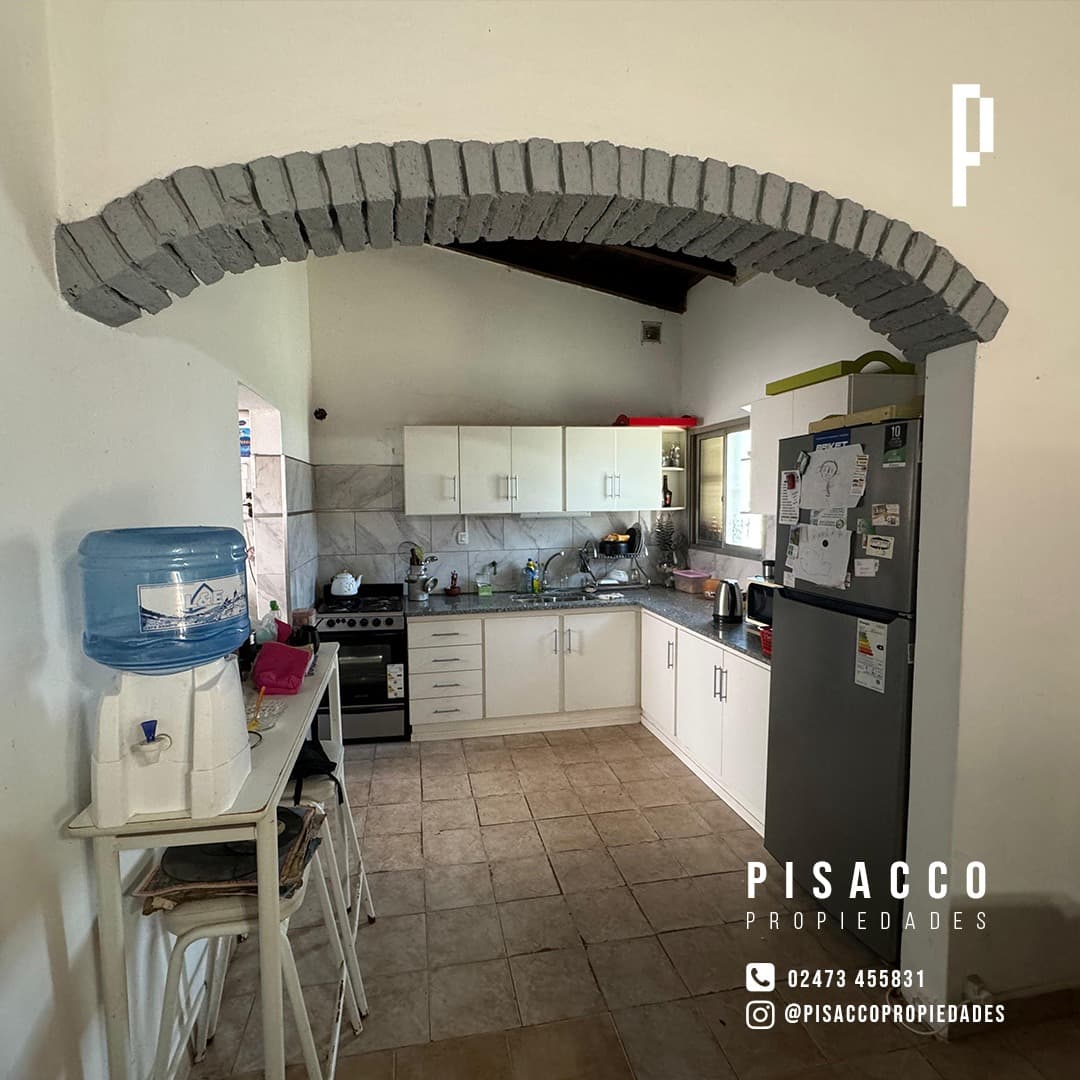 Casa con departamento independiente y galpón