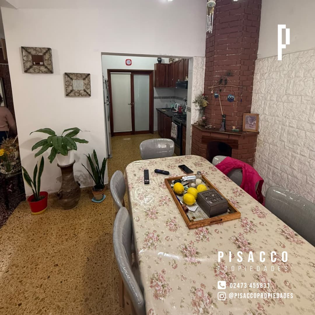 Casa con cochera y parrillero en Colón