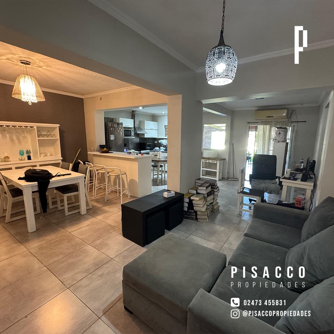 Casa con pileta, oficina y departamento independiente