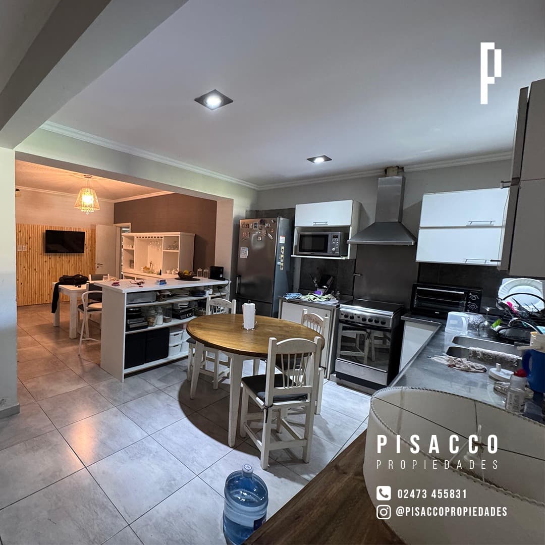 Casa con pileta, oficina y departamento independiente