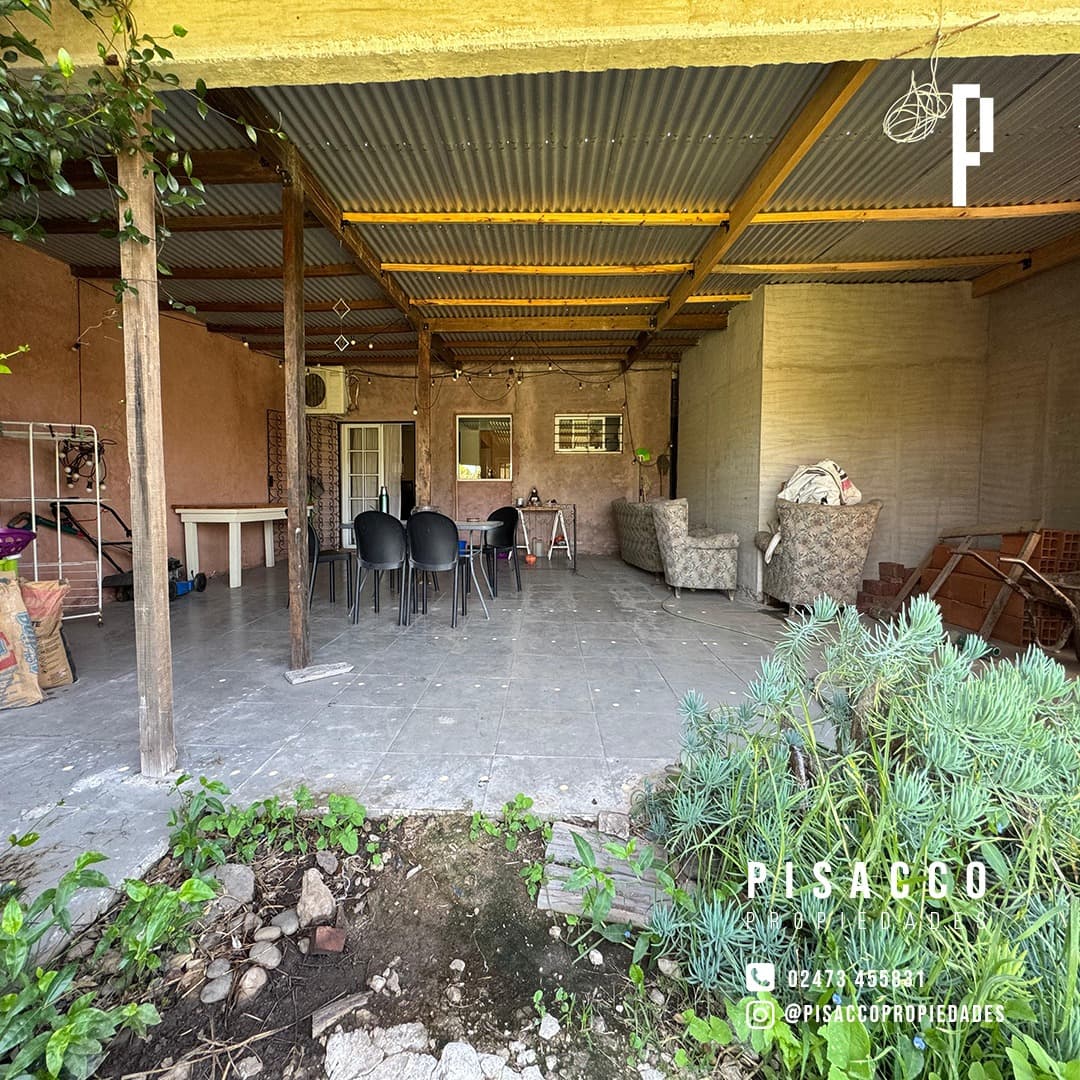 Casa con pileta, oficina y departamento independiente